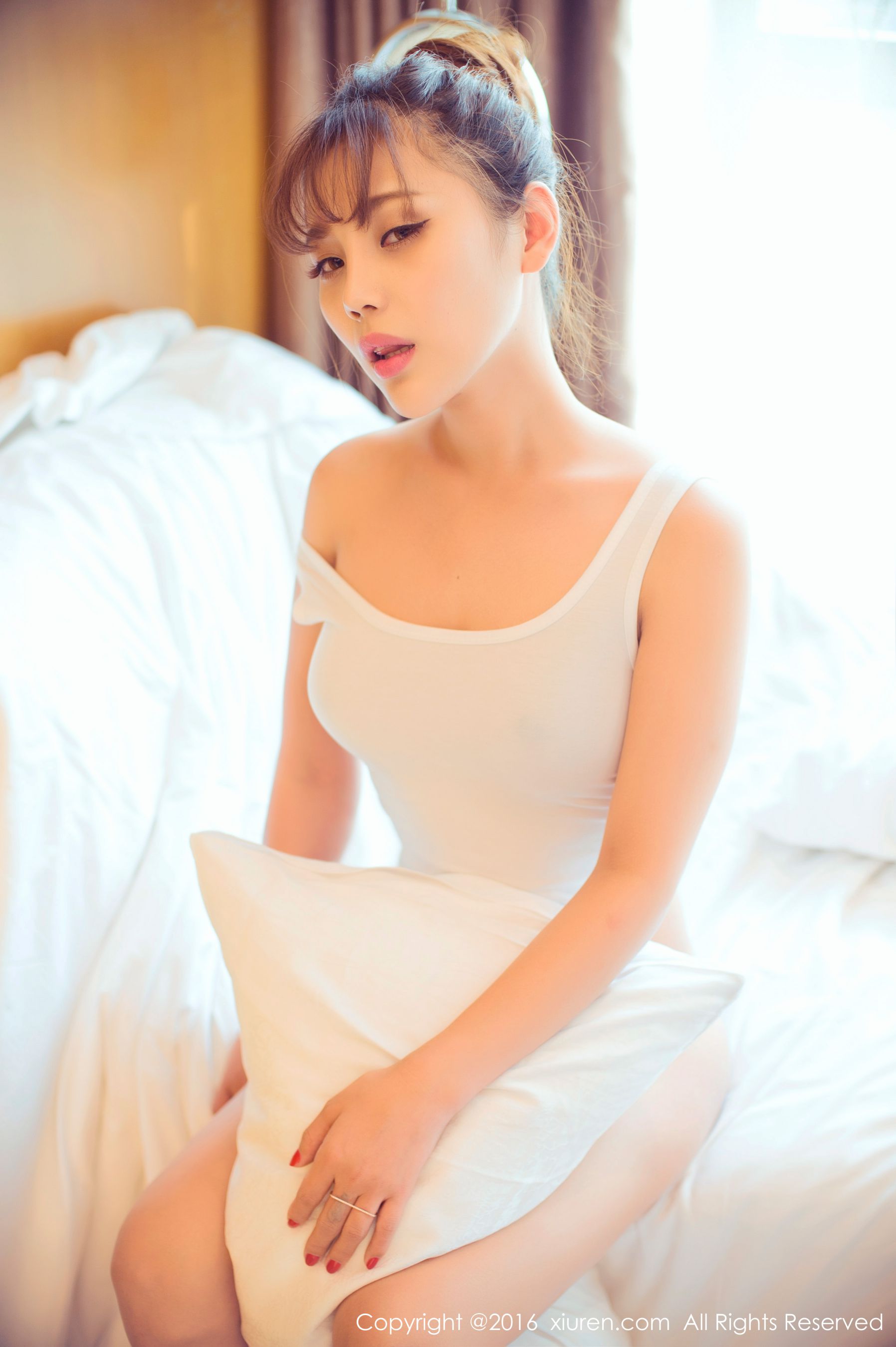 周予然《高叉泳衣、爆乳内衣、高跟美腿、白色超短工字背心装》 秀人网 No.633插图5