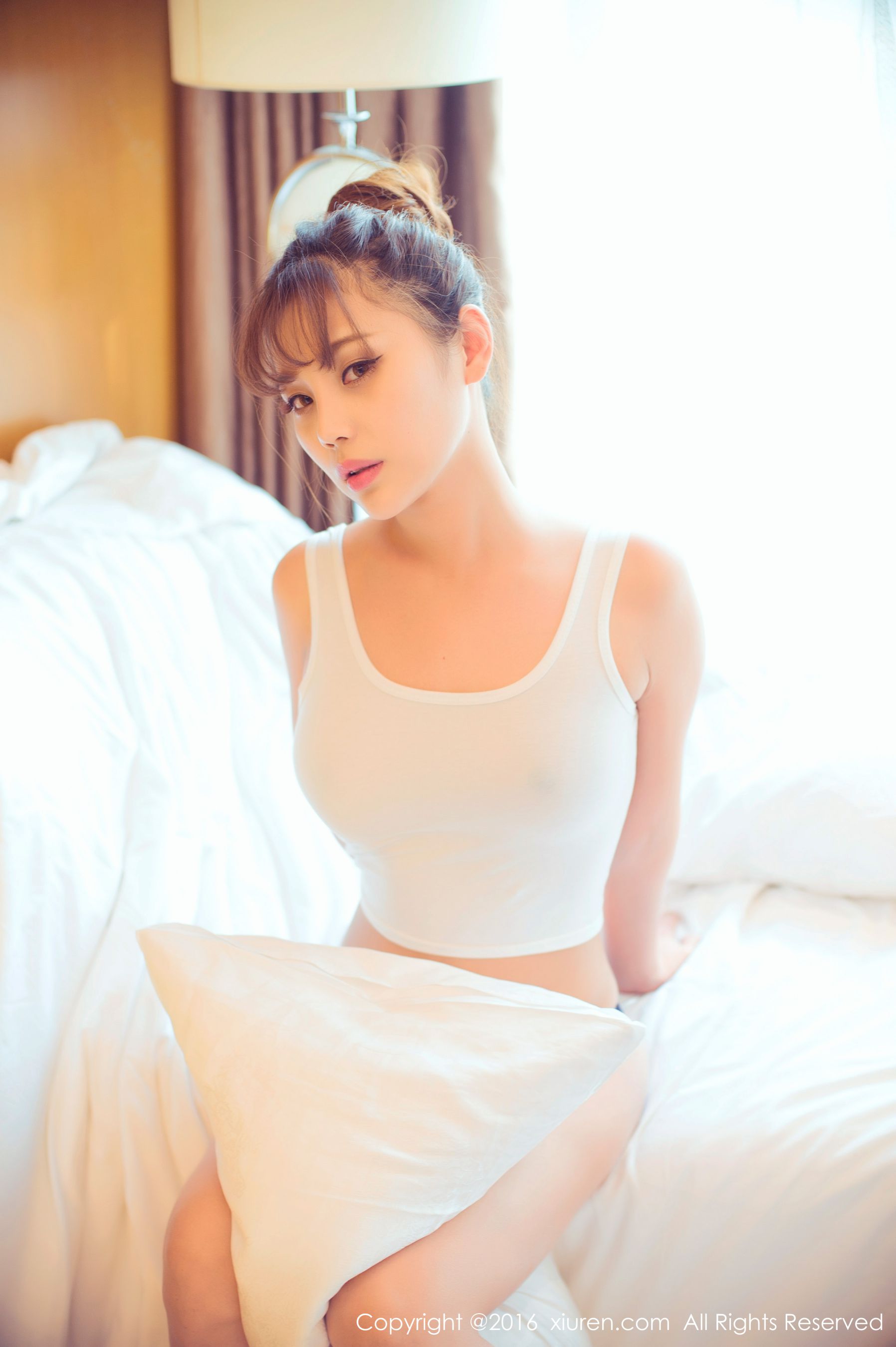 周予然《高叉泳衣、爆乳内衣、高跟美腿、白色超短工字背心装》 秀人网 No.633插图7
