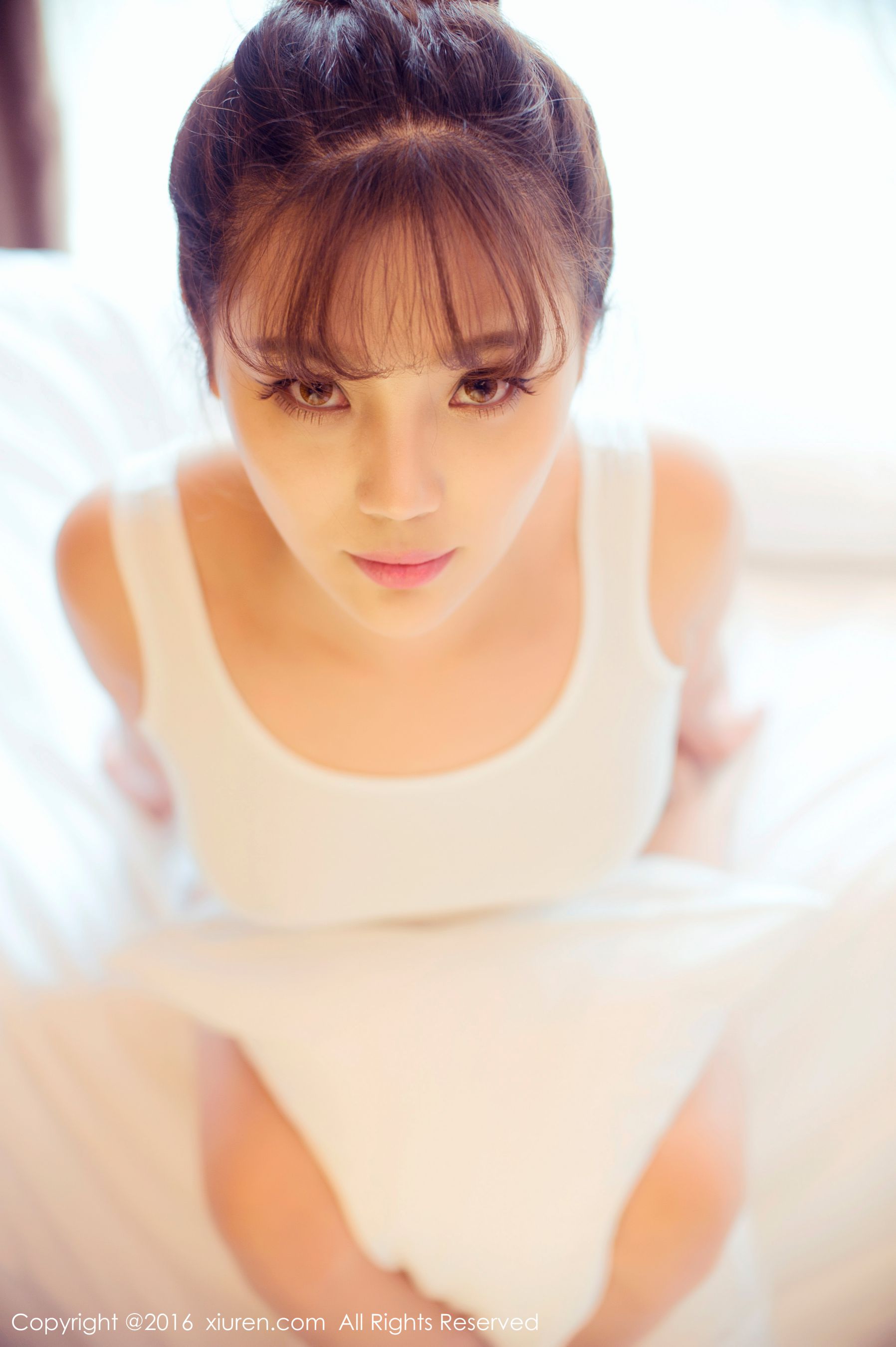 周予然《高叉泳衣、爆乳内衣、高跟美腿、白色超短工字背心装》 秀人网 No.633插图8