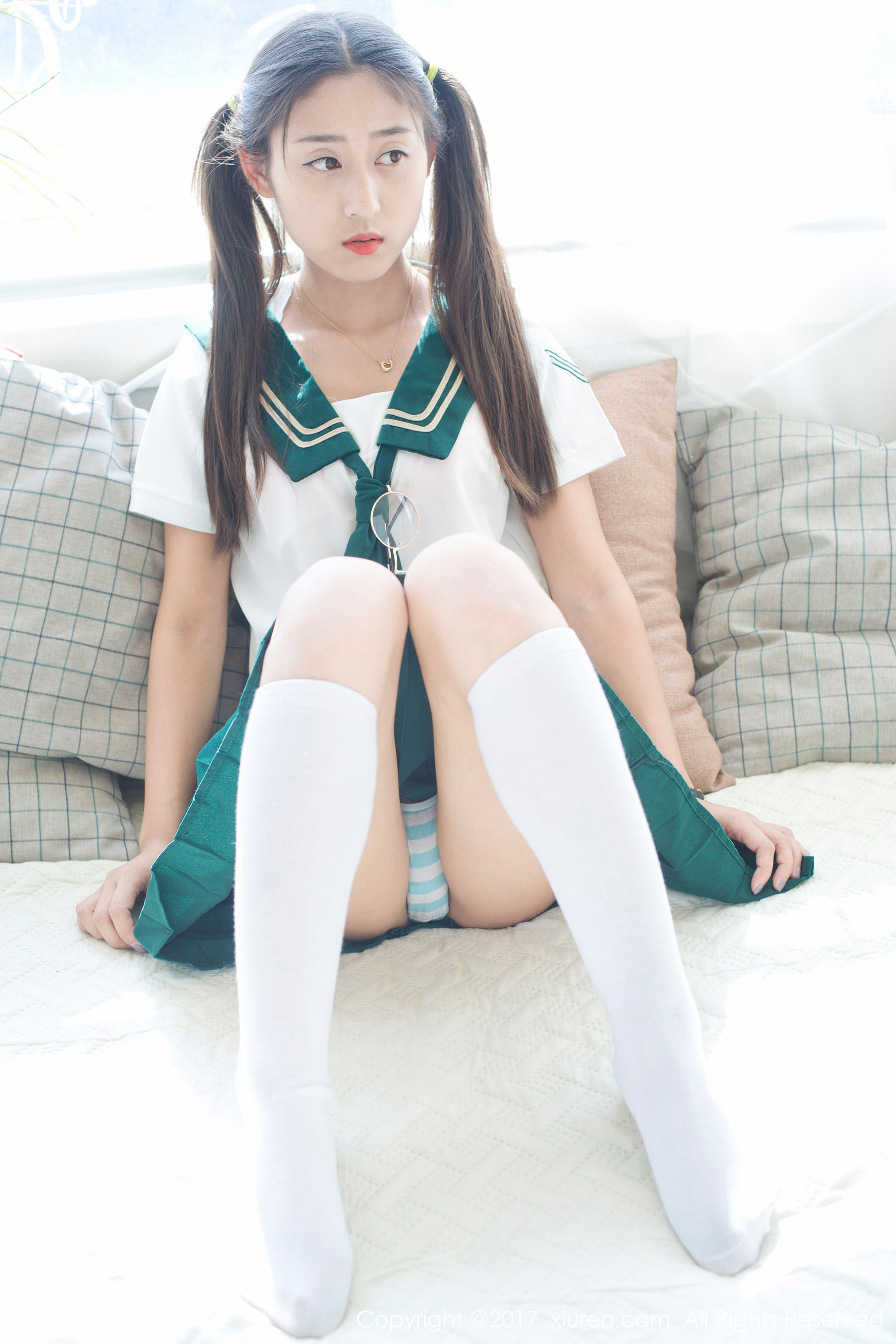 雨涵Iris《学生制服+花瓣内衣》 秀人网XIUREN No.802插图8