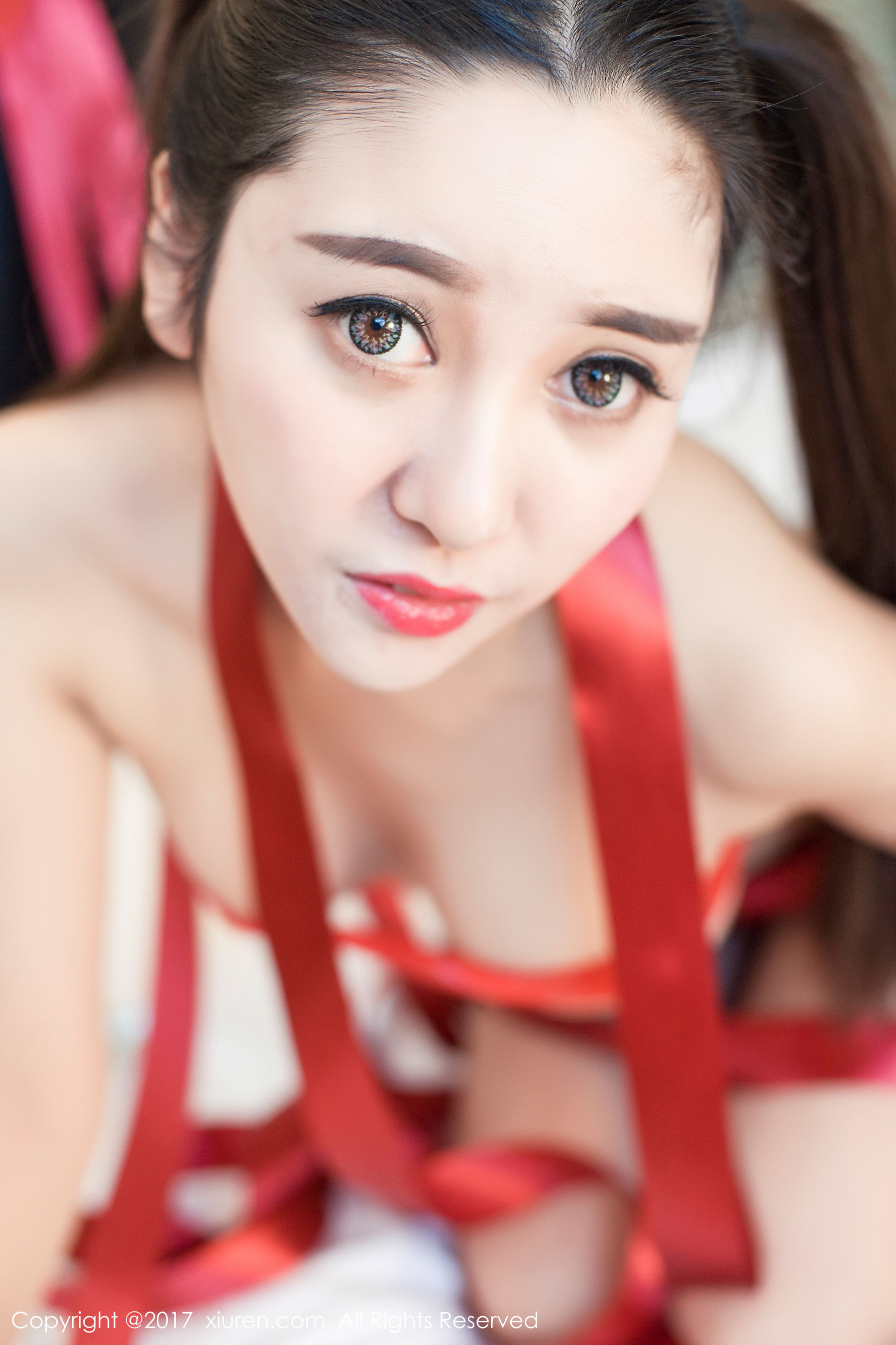 李梓熙《红丝带束缚+开胸透视装》 秀人网XIUREN No.717插图2
