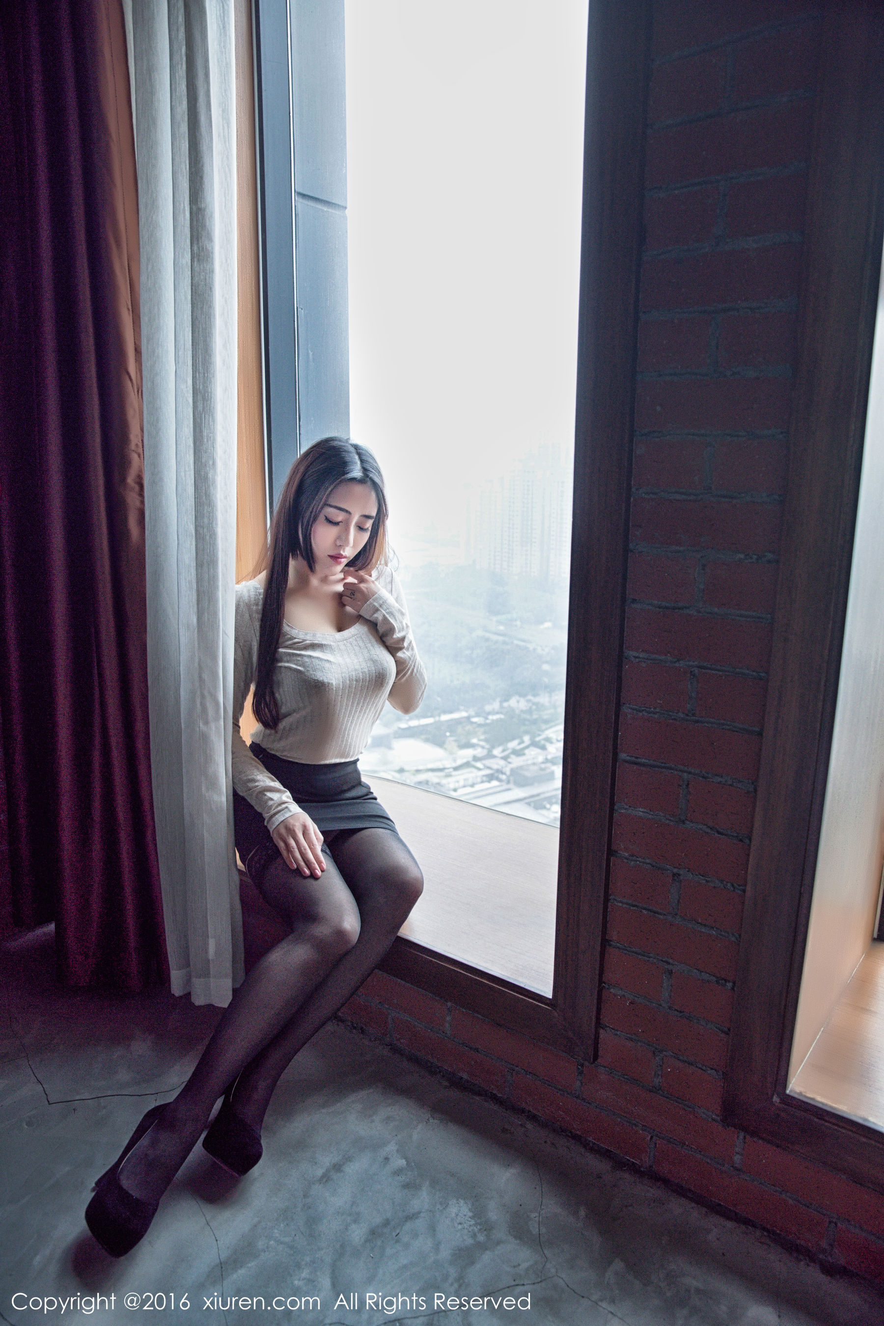 兜豆靓Youlina《黑丝制服束缚》 秀人网XIUREN No.733插图1