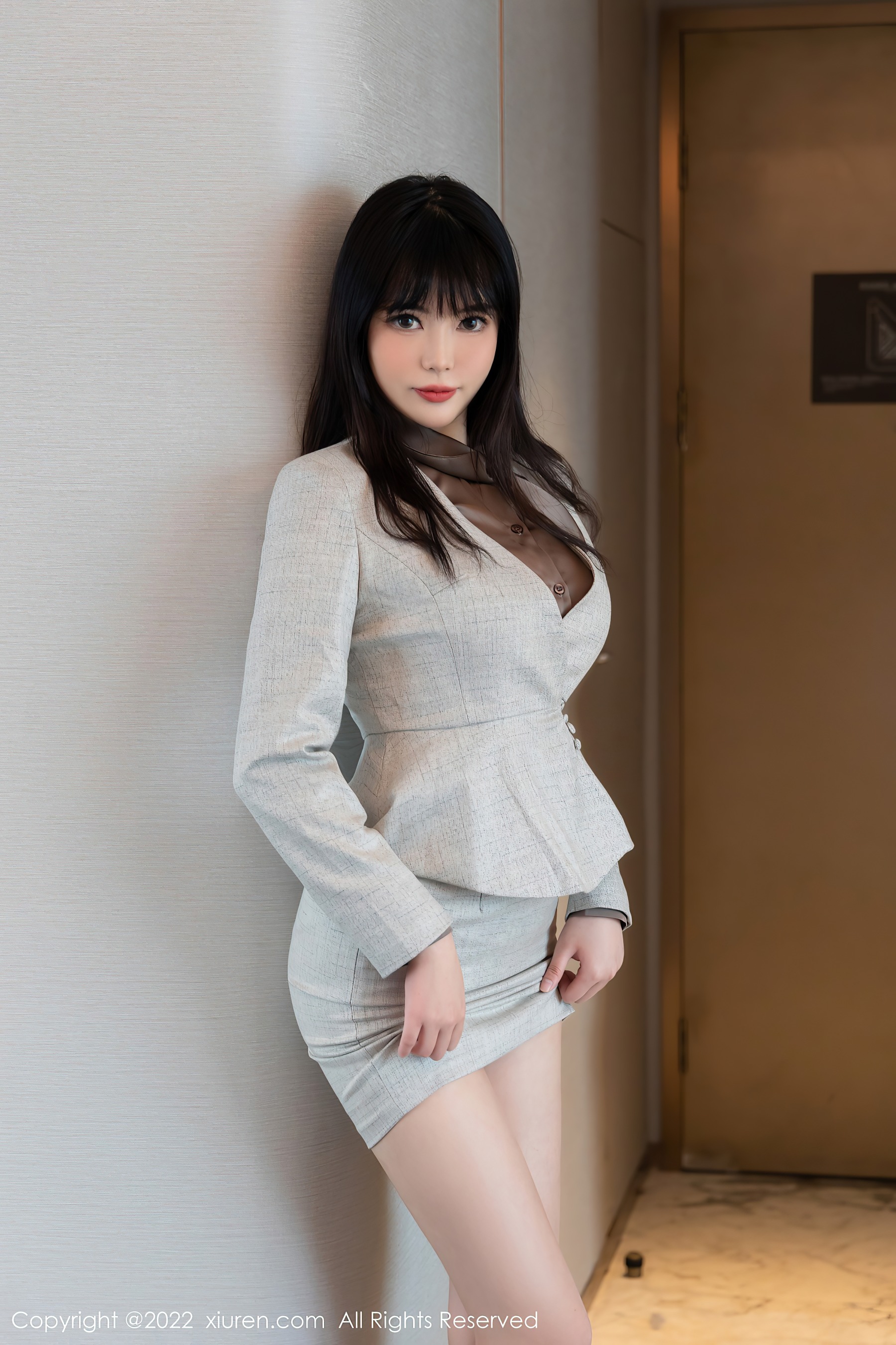 秀人网 No.4689 Arude薇薇 丝袜美腿短裙写真插图8