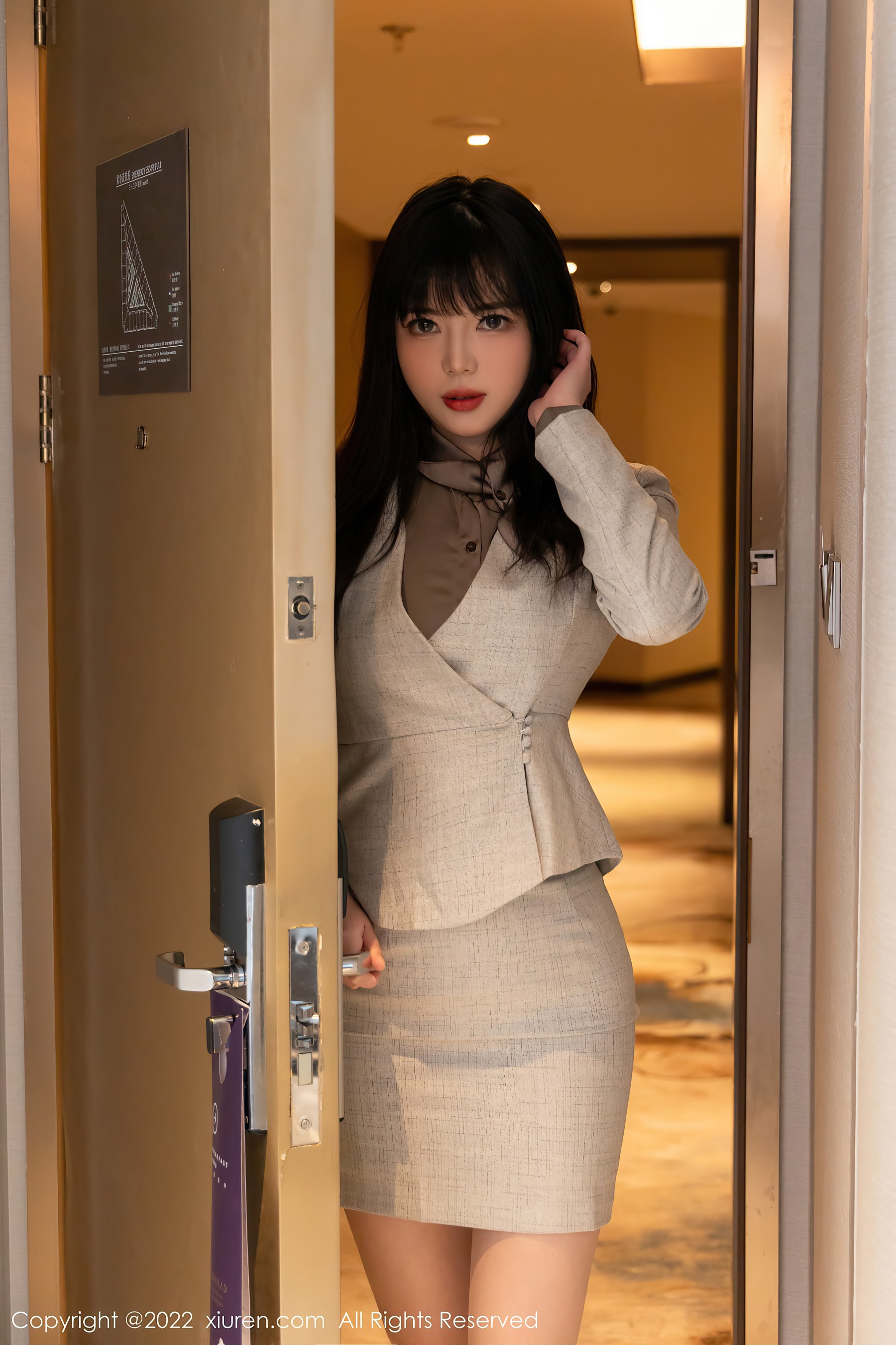 秀人网 No.4689 Arude薇薇 丝袜美腿短裙写真插图1