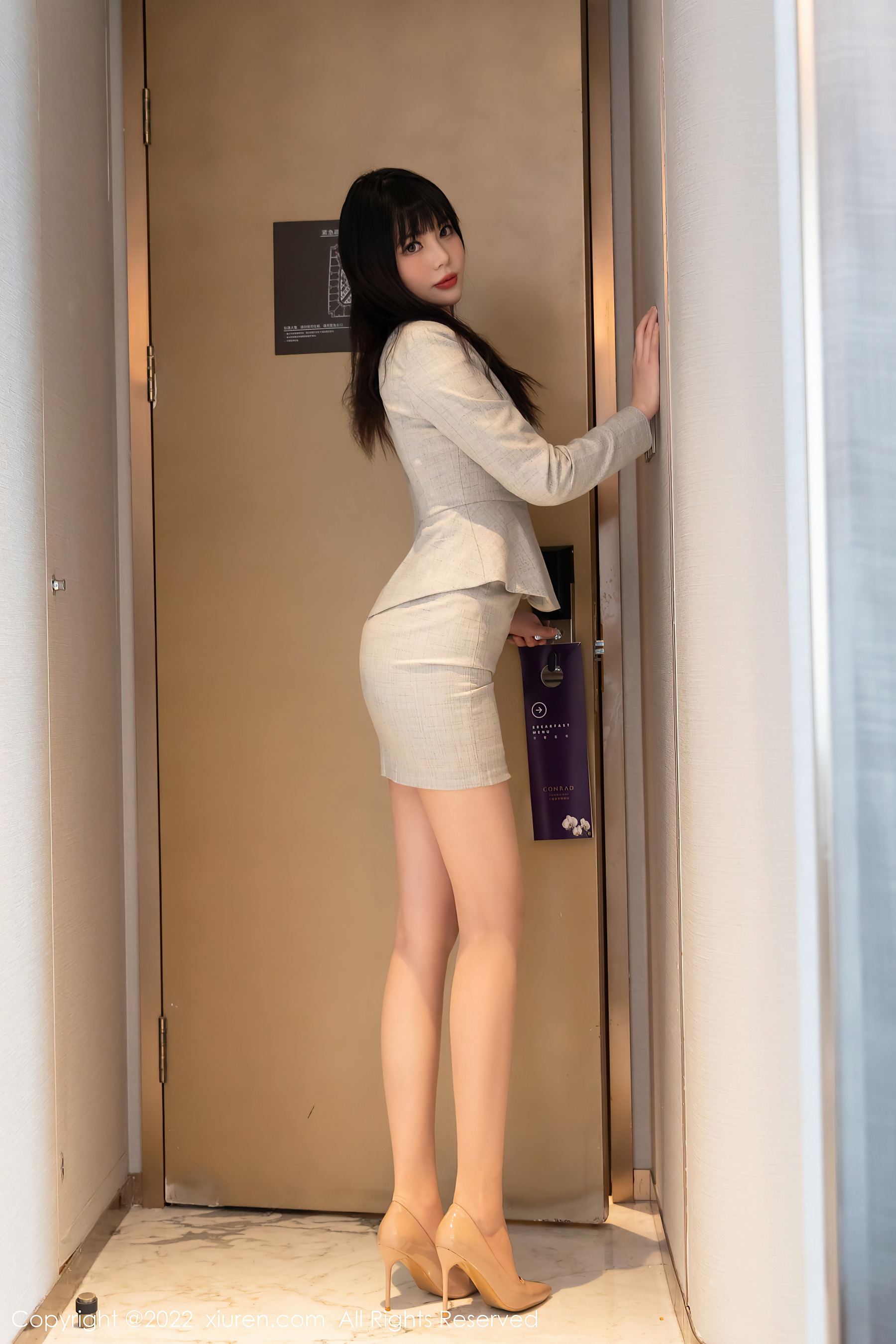 秀人网 No.4689 Arude薇薇 丝袜美腿短裙写真插图4