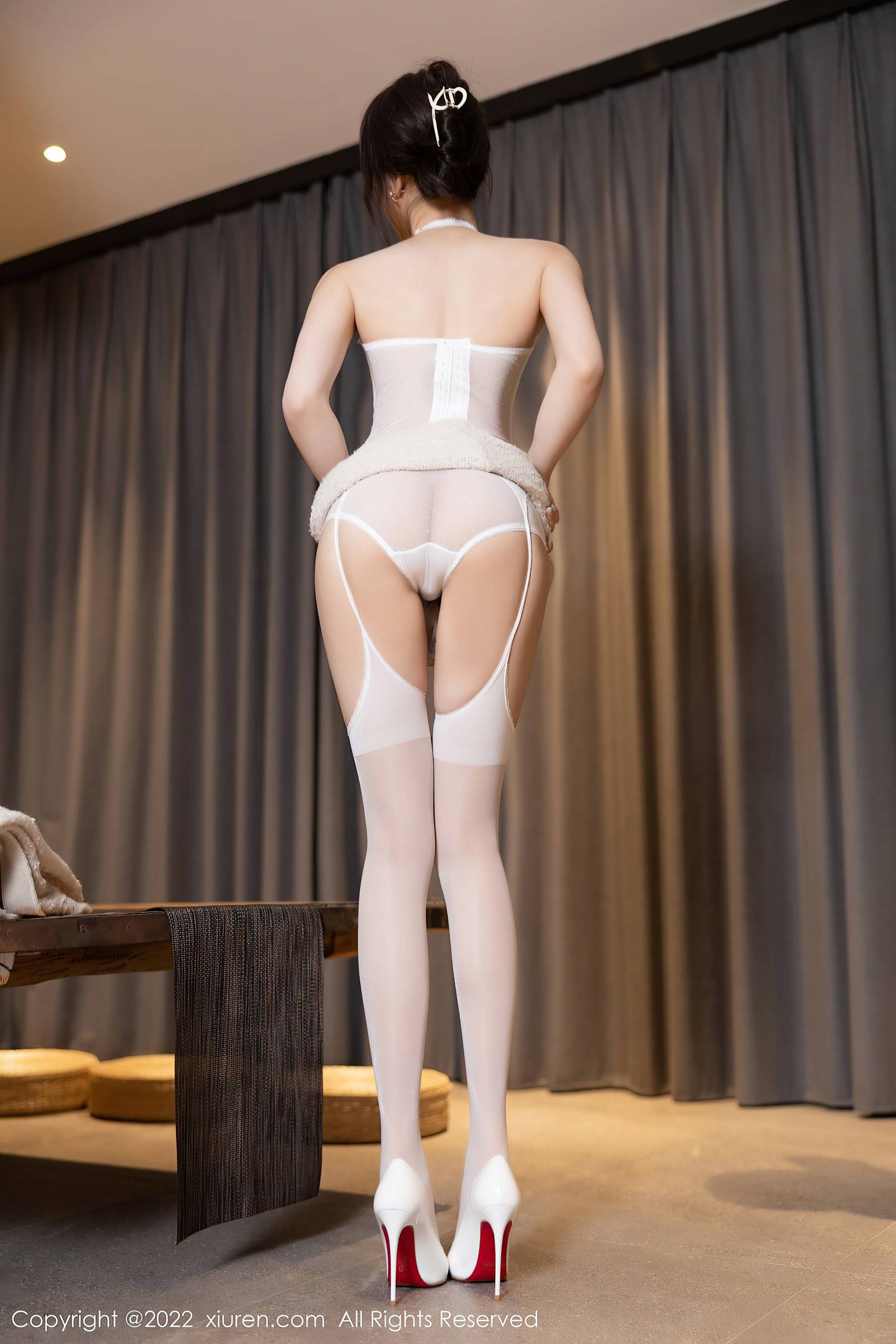秀人网 No.5880 徐莉芝Booty 丝袜美腿插图1