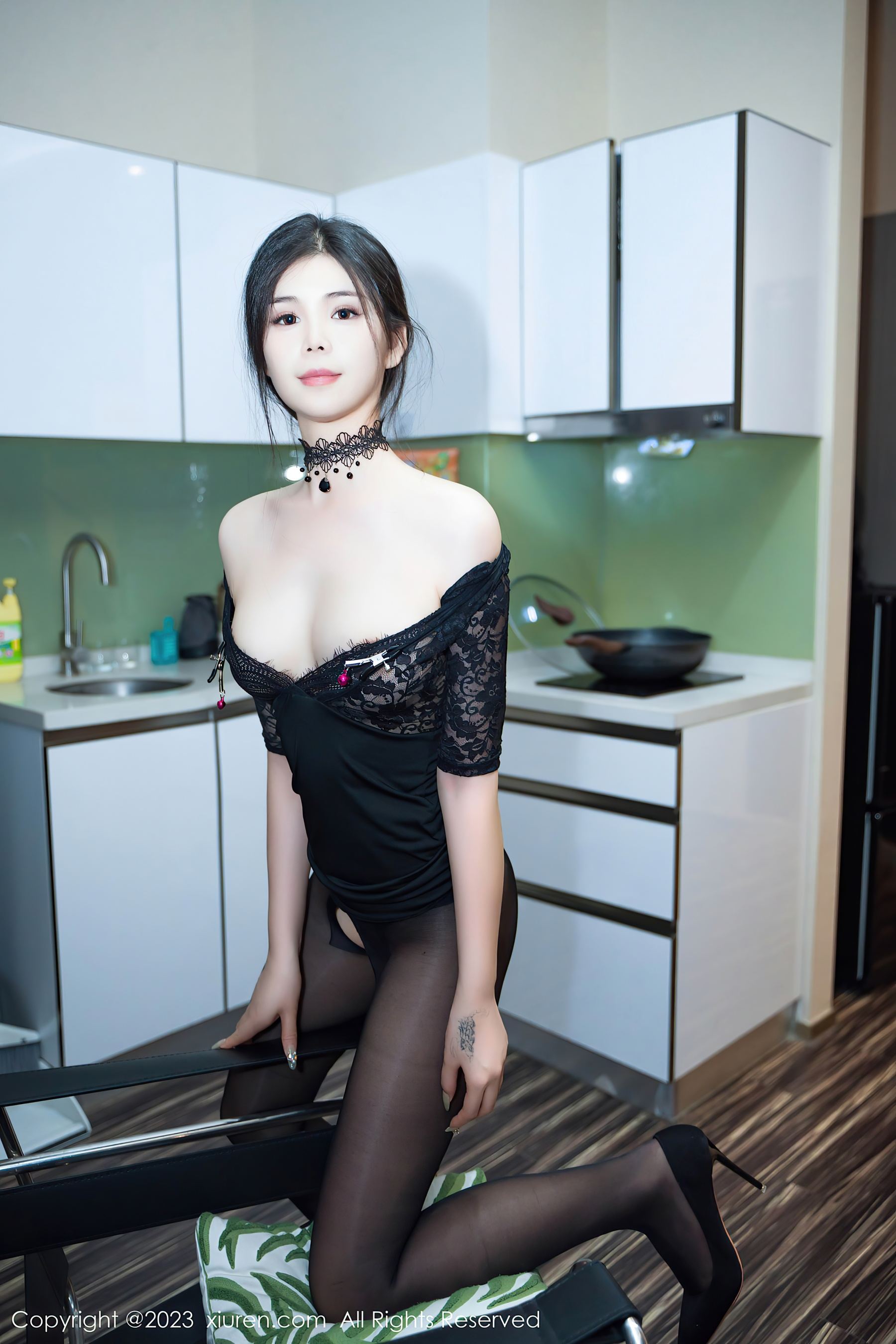 秀人网 No.7098 雪糕CiCi 黑丝美腿