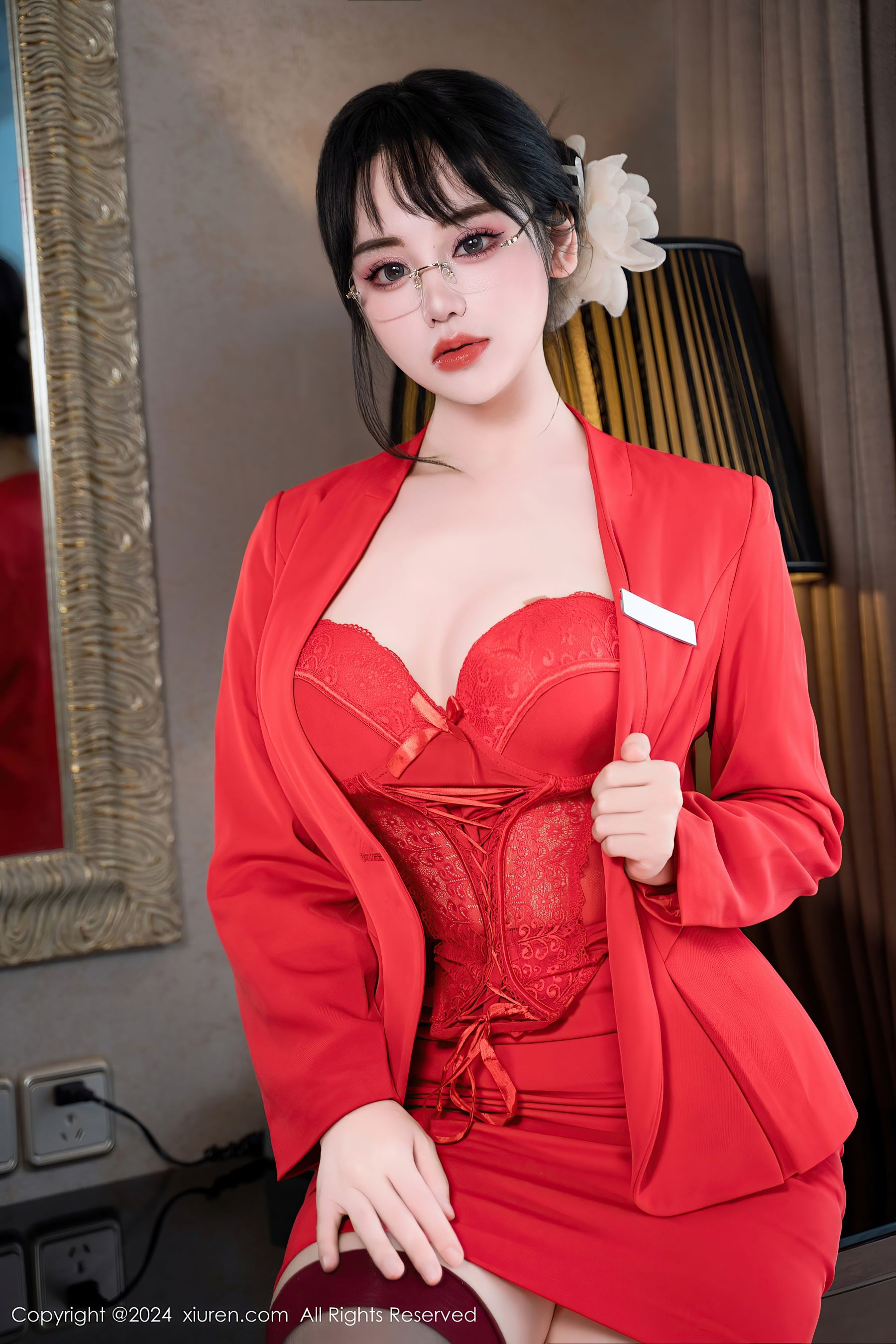 秀人网 No.8360 汐汐爱吃草莓 性感美腿插图3
