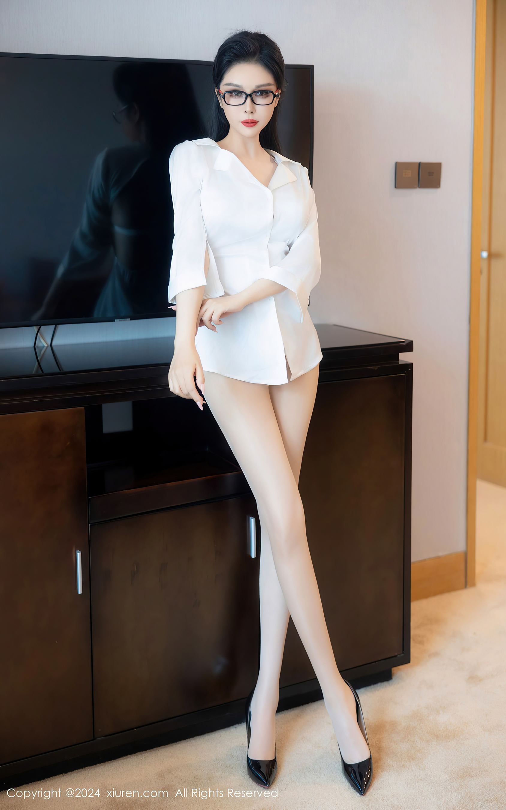 秀人网 No.8469 田冰冰 丝袜美腿插图1