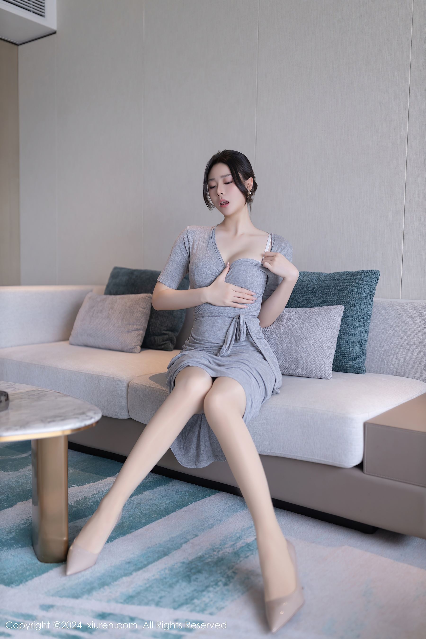 秀人网 No.8699 小逗逗 丝袜美腿插图