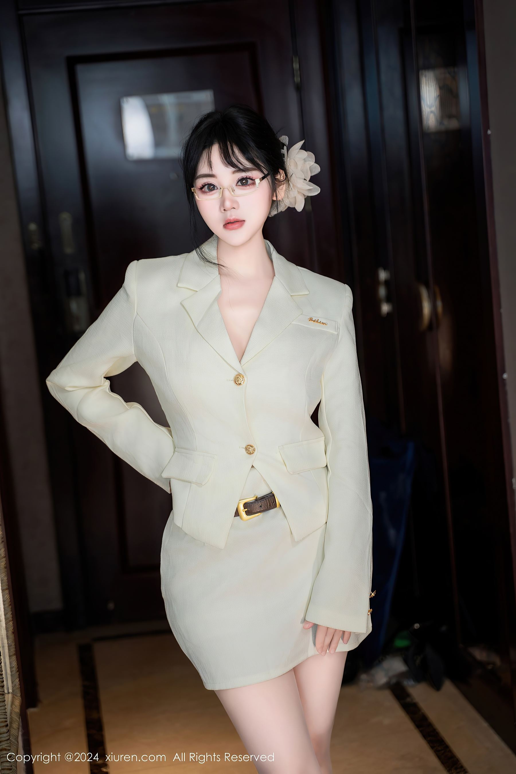 秀人网 No.8717 汐汐爱吃草莓 丝袜美腿插图