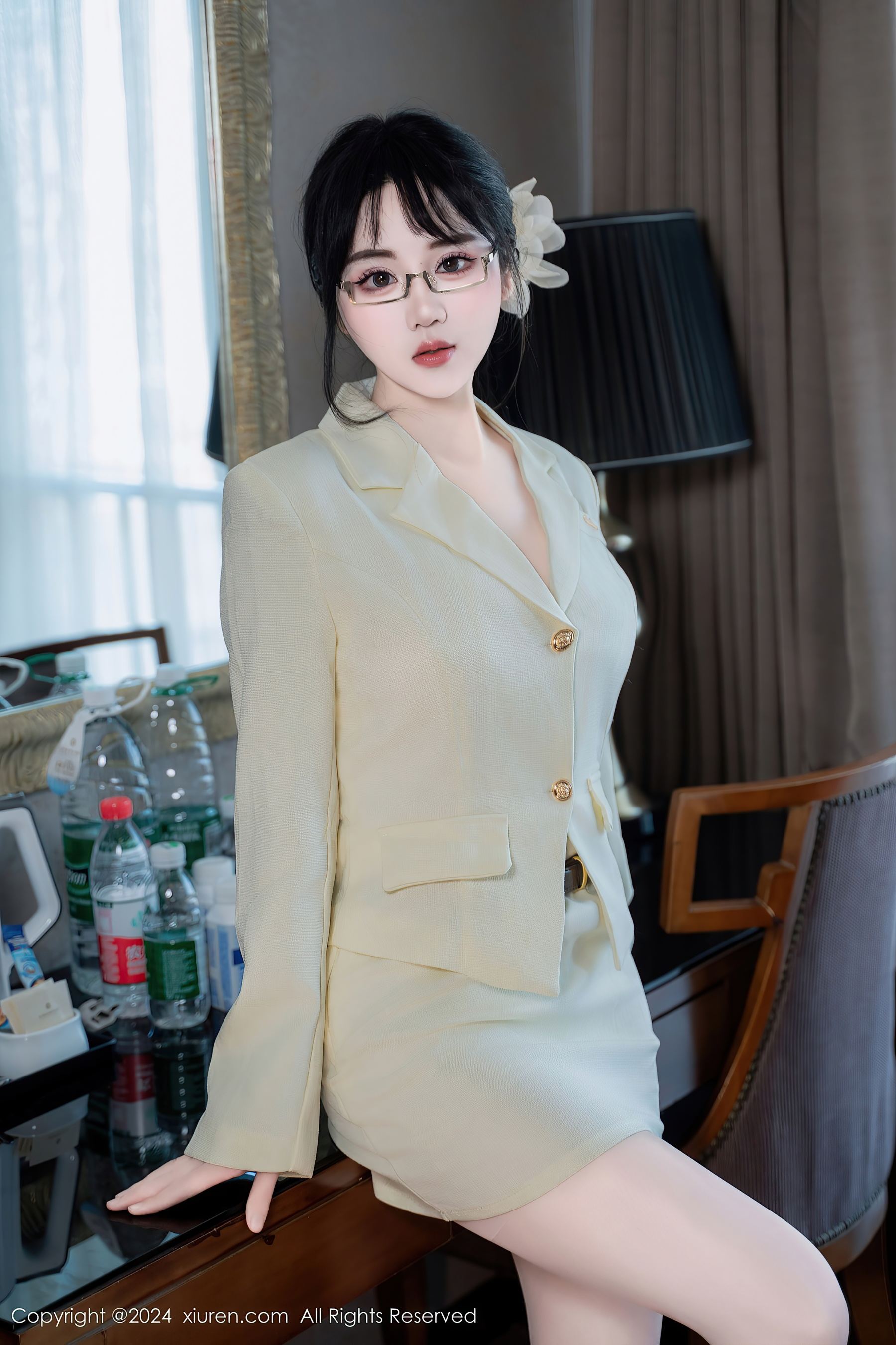 秀人网 No.8717 汐汐爱吃草莓 丝袜美腿插图4