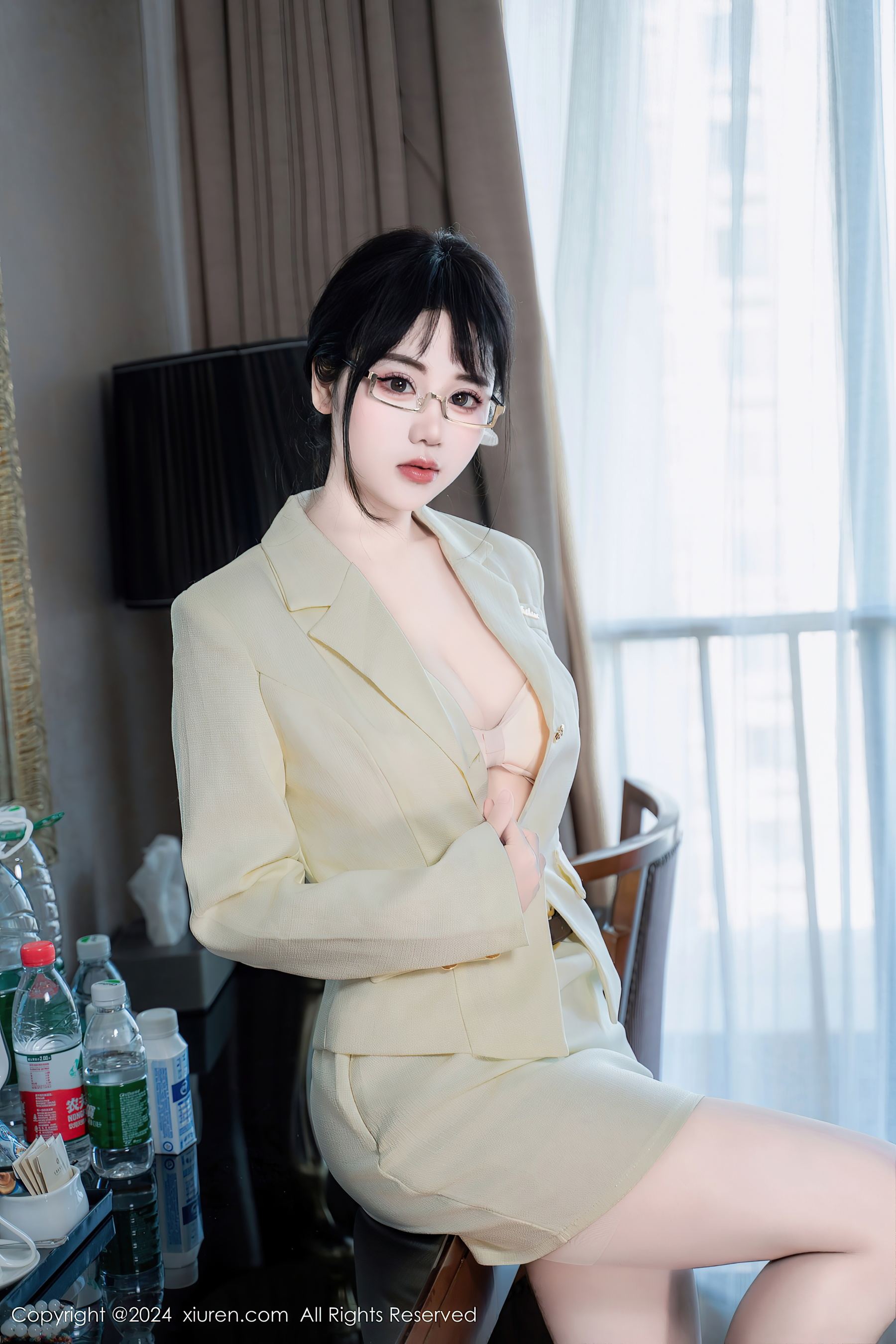 秀人网 No.8717 汐汐爱吃草莓 丝袜美腿插图5