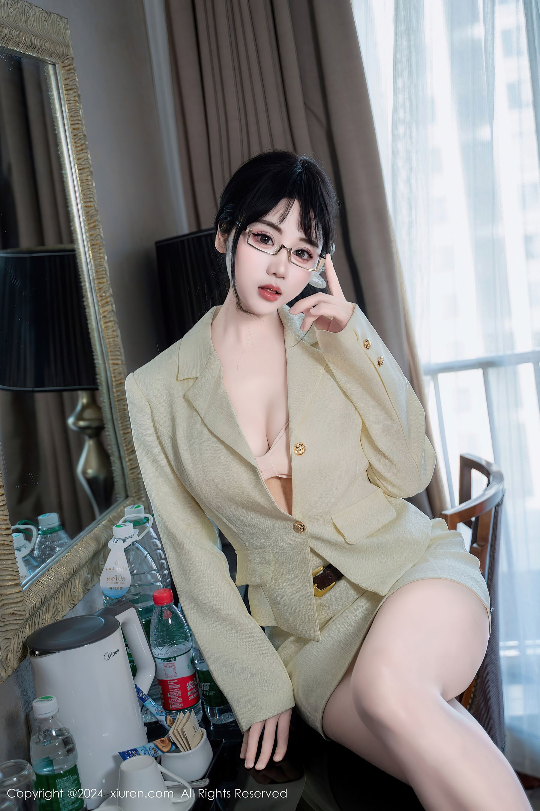 秀人网 No.8717 汐汐爱吃草莓 丝袜美腿插图7