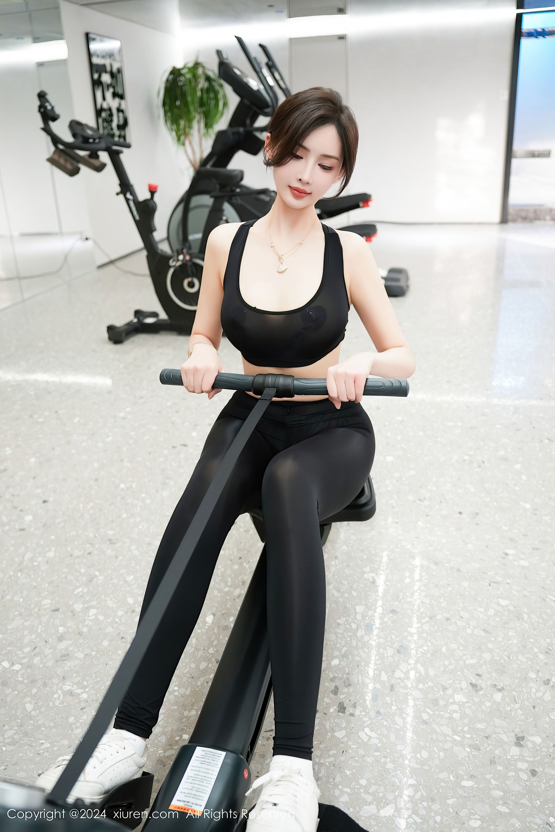 [XiuRen秀人网] No.8810 Carol周妍希X 黑丝美腿