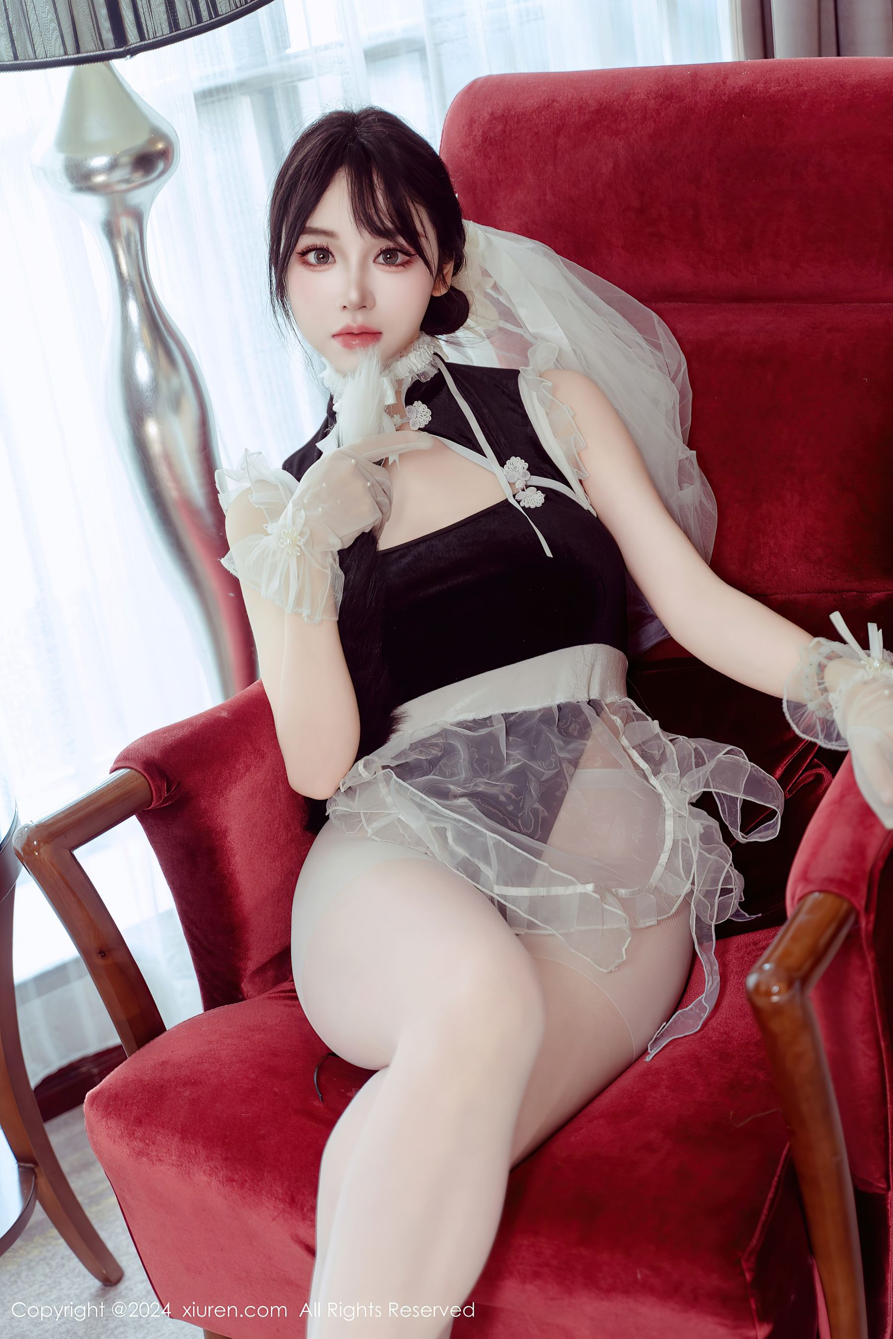 [XiuRen秀人网] No.9197 汐汐爱吃草莓 丝袜美臀