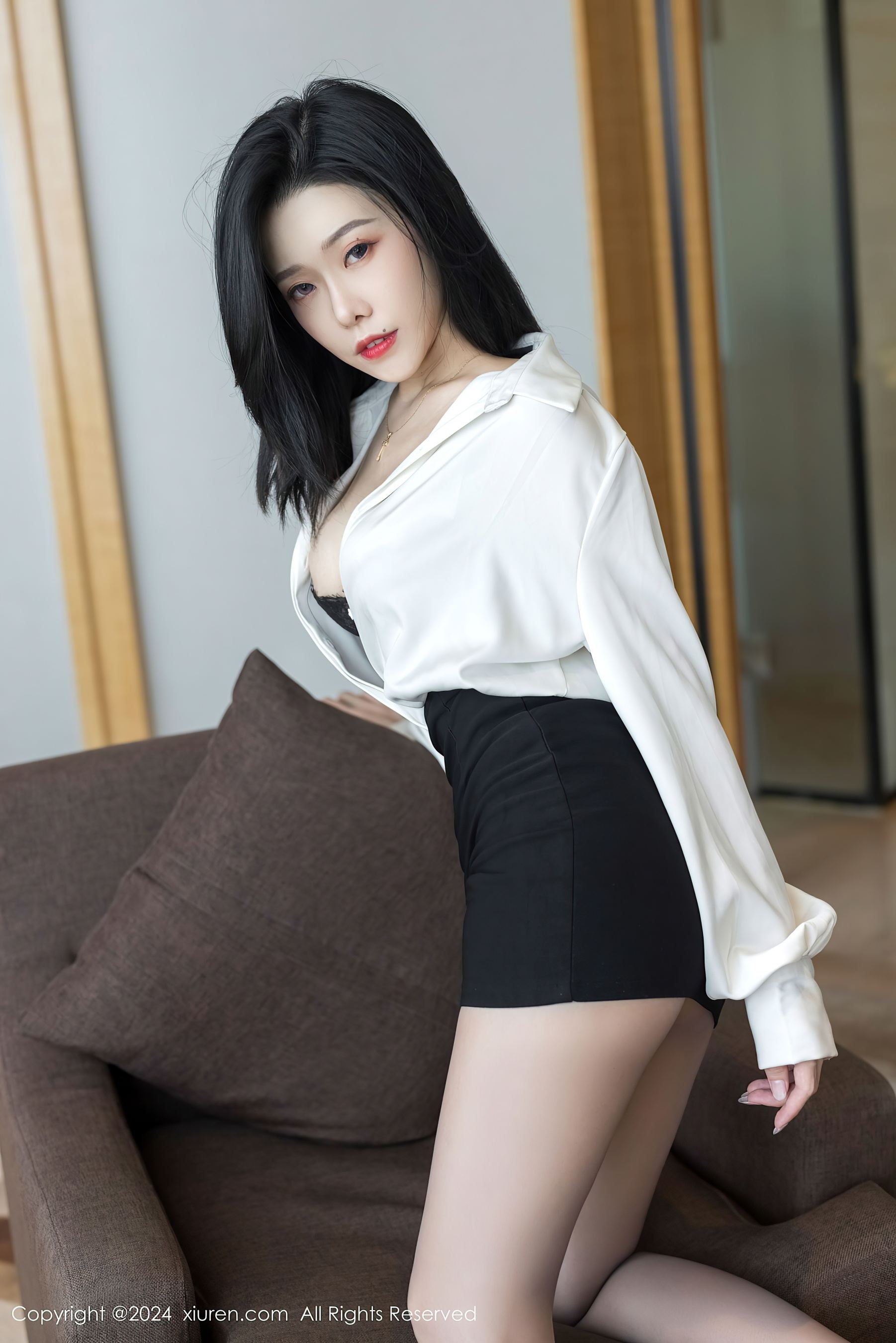 [XiuRen秀人网] No.9329 luvian本能 黑丝美腿