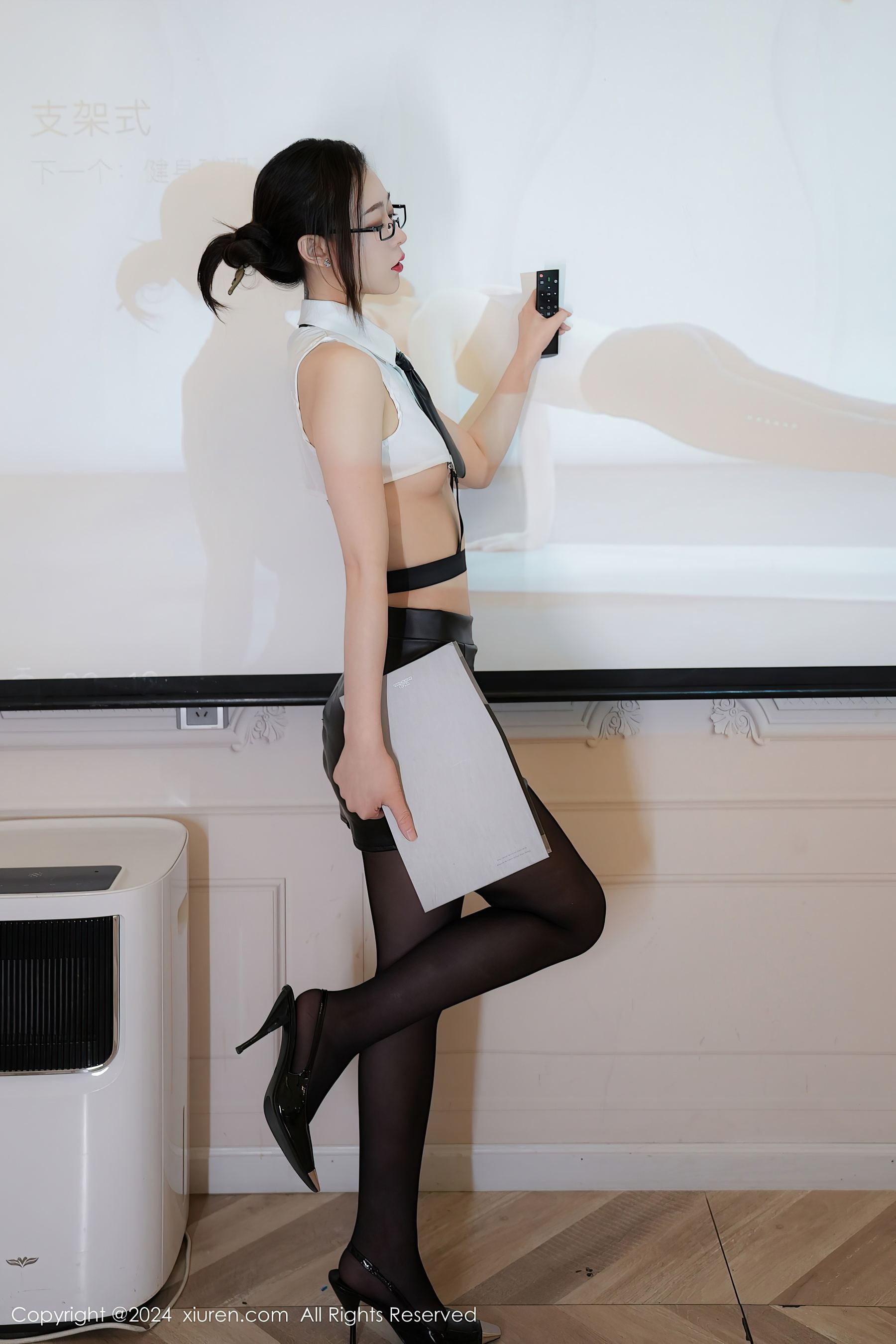 [XiuRen秀人网] No.9353 糖糖❤ 黑丝美腿