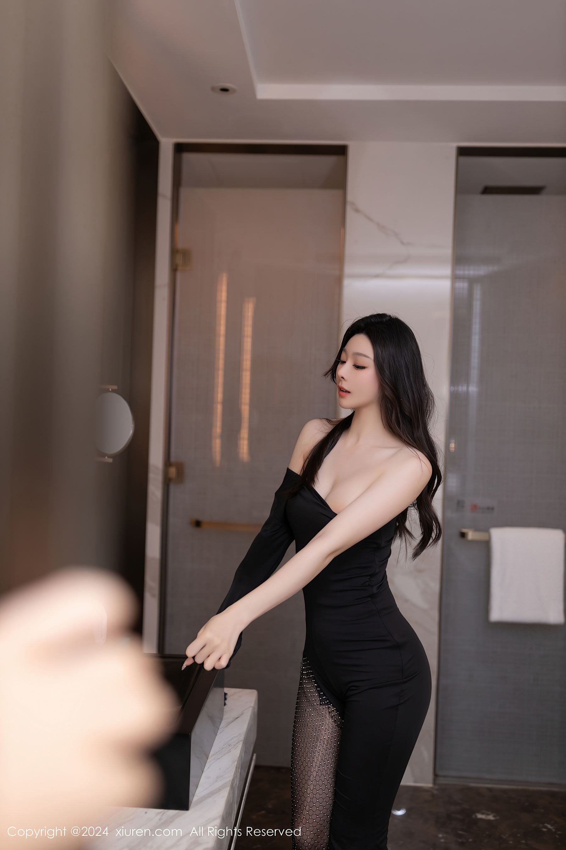 秀人网 No.9386 小逗逗 美腿黑丝插图1